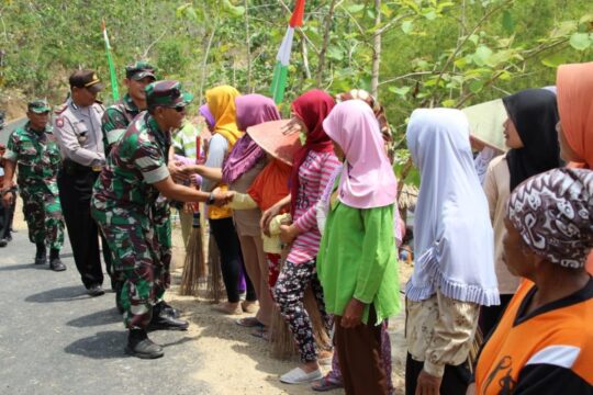 Setelah Pengecekan, Tim Wasev Itdam IV Lakukan Silaturahmi dengan Warga