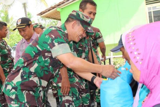 Wadan Satgas TMMD 106 Kodim Cilacap Berikan Sembako, Wujud Kecintaan TNI Terhadap Rakyat