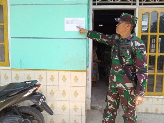 Letkol Inf Hartono Cek Nama Anggota Satgas di Rumah Warga