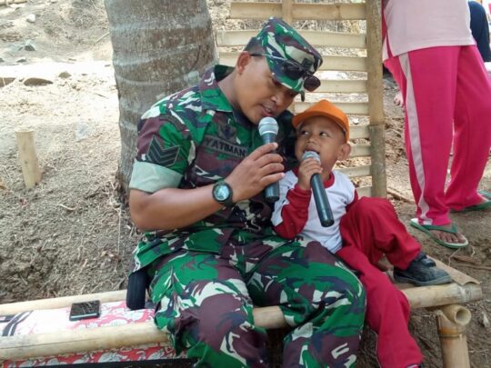 Penuh Kasih Sayang, Serka Yatiman Berikan Materi Wasbang Pada anak-anak Paud Hidayah