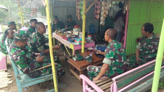 Merasa Lelah, 2 Perwira Ini Rehat di Warung Bu Watem