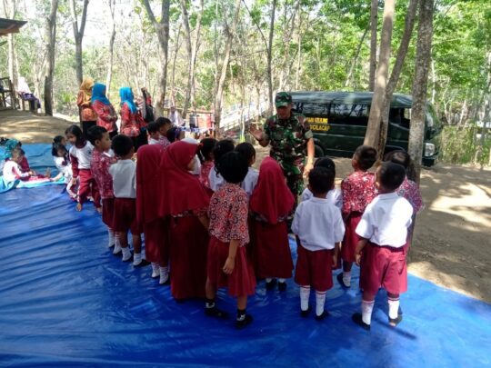 Sertu Mulyono, Tak Bosan Beri Pendidikan Wasbang kepada Anak-anak Desa