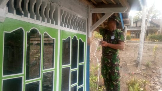 Habiskan Sisa Cat Yang Ada, Sertu Ade Karyana Penuh Semangat Lakukan Pengecatan