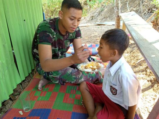 Kala Satgas TMMD Kangen dengan Adik Kandungnya