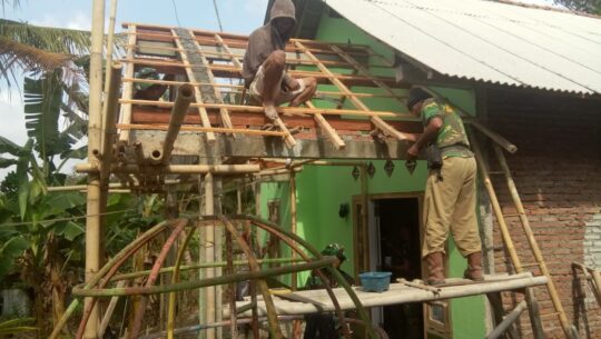 Warga Bantu Pasang Rangka Atap Teras Rumah RTLH Santi Putri