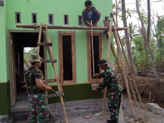 Adi Rapikan Dinding Atas, Sertu Budi Aduk Semen di Rehab RTLH TMMD 106 Kodim Cilacap
