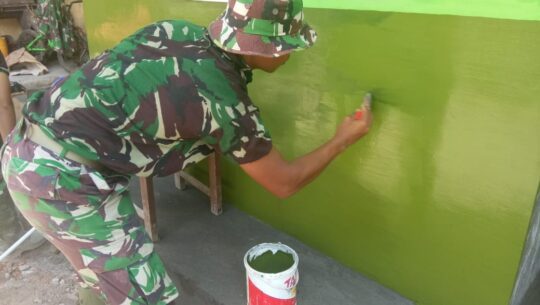 Sisa Cat Masih Ada, Prada Samsudin Cat Ulang Rumah Warga RTLH