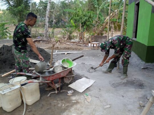 Rumah Sujarwo Belum Semua Ditutup Plester