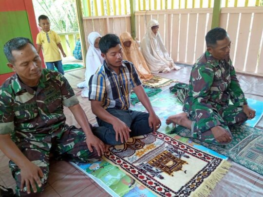 Solat Berjamaah di Mushola Wisata Pemancingan Krama Cenil