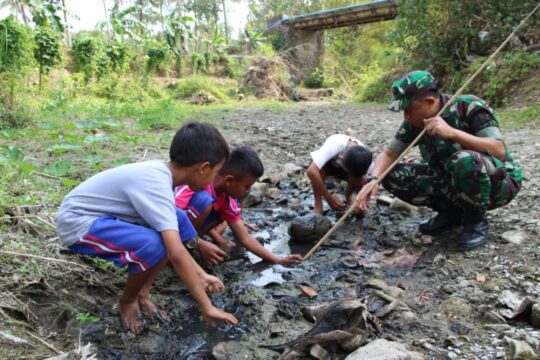 Diajak Cari Ikan di Selokan, Sertu Mulyono Ajarkan Kebaikkan