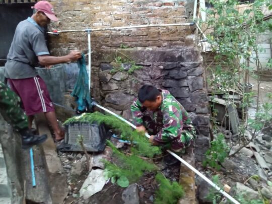 Sertu Budi Pasang Pipa Air di Rumah Sarmin