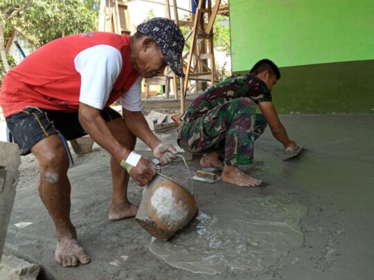 Saling Bantu Plester Lantai Rumah Ali Anwar