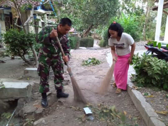 Usai Kerja Bakti, Sertu Budi dan Narti Bersihkan Jalan