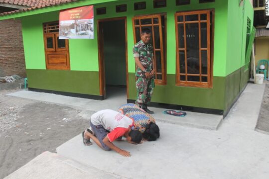 Sujud Syukur Di Depan Rumahnya, Wujud Terima Kasih Nadir Pada Tuhan Yang Maha Esa