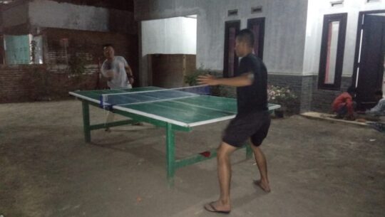 Manfaatkan Waktu Luang, Satgas TMMD Bermain Tenis Meja