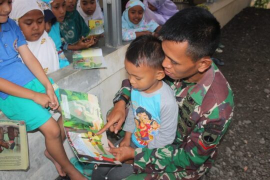 Antusias Anak-Anak TPQ Al Hikmah, Saat Diajarkan Kopda Taufik Membaca