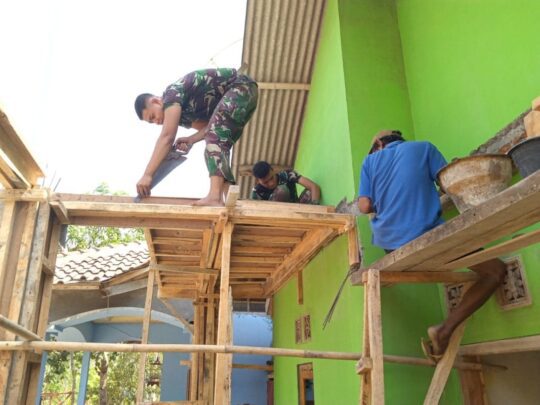 Kurang 7 Hari Penutupan TMMD, Pembuatan Teras Rumah Ahmad Sodikin Di Kebut