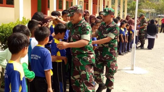 Siswa SD 02 Cilibang, Sambut Kedatangan Serka Yatiman dan Sertu Mulyono