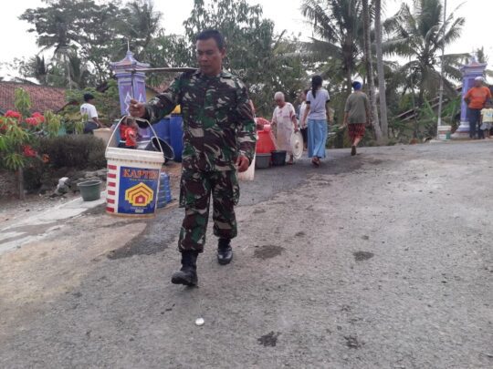 Kepedulian dan Kemanunggalan Di Tunjukkan Sertu Budi Dengan Memikul Air Bersih