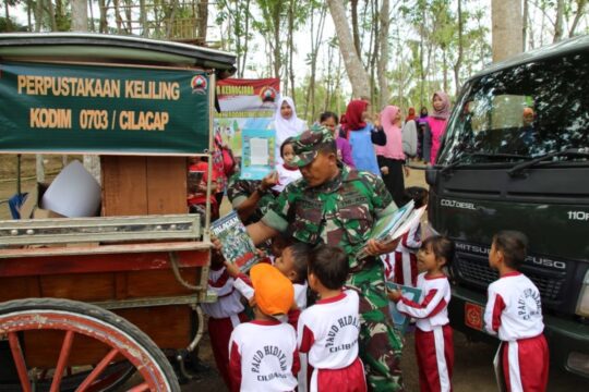 Anak-anak Paud Serbu Perpus Keliling Kodim