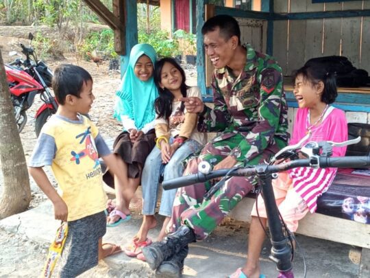 Lepaskan Rasa Penat dan Letih, Tertawa Lepas Bersama Anak-Anak Sambil Bercerita