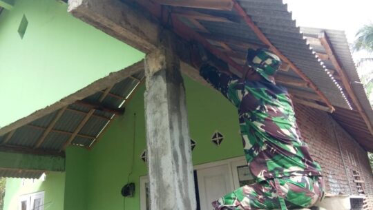Serka Andi Kebut Pekerjaan Teras Rumah Santi Penerima RTLH