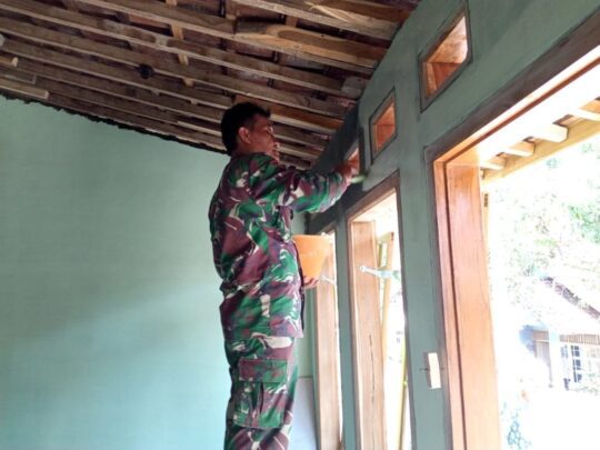 Satgas TMMD Lakukan Finishing Pengecetan Di Rumah Penerima RTLH