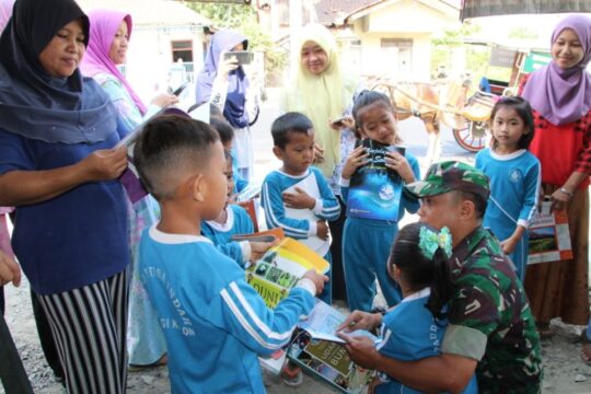 Baca Buku Perpus Keliling, Siswa Paud Nusa Indah Minta Diajarkan Sertu Mulyono Satgas TMMD