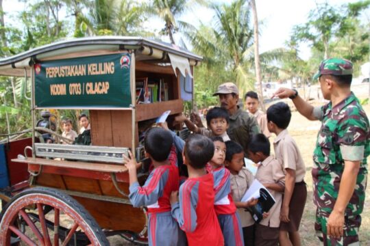 Siswa siswi  SDN 01 Cilibang Serbu Delman Perpus Kodim 0703 Cilacap