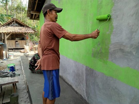 Cat Dinding Tidak Rata, Satgas TMMD Lakukan Kembali Cat Ulang Rumah Penerima RTLH
