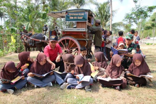 Puluhan Siswa Membaca Buku dari Andong Perpustakaan Keliling