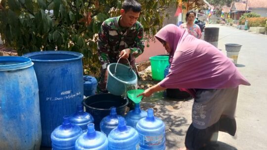 Bu Yuliatin Sampai harus Bawa Tujuh Galon Air untuk Dapatkan Air Bersih