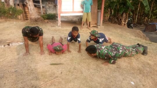 Tiga Orang Anak Bercita-cita Menjadi TNI, Kopda Taufik Ajarkan Push Up Pada Anak-Anak