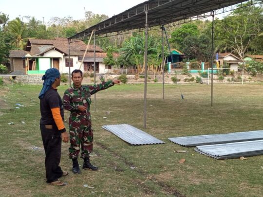 Penutupan TMMD, Pasiter Cek Pemasangan Tratag Dilapangan Cironeng Desa Cilibang