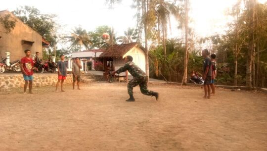 Berlatih Volly Bersama pemuda dusun Kaligintung, Kopda Taufik Semakin Bersemangat