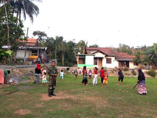 Bersihkan Lapangan Cironeng, Emak-Emak turun Lapangan ikut Kerja Bahkti