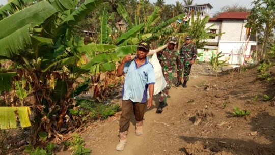 Pikul Bata Merah Ratusan Meter, Demi Untuk Dapatkan Air Bersih
