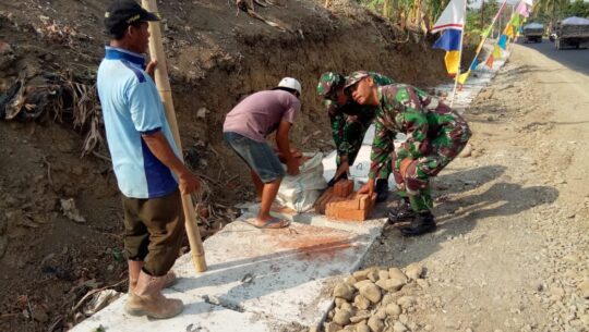 Dua Serka TNI, Bantu Langsir Batu Bata untuk Bangun Sumur Warga