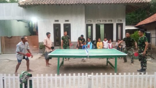 Kalahkan Anggota Satgas TMMD Dalam Bermain Tenis Meja, Bambang Dapat Hadiah