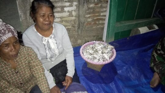 Saliyah Mencoba Kais Rejeki Jualan Kacang pada Nobar TMMD 106 Kodim Cilacap