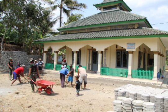 Kerja Bakti Bersihkan Halaman Masjid Al Huda