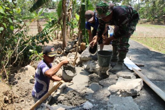Kopka Wawan Bantu Pengecoran Selokan di Lokasi TMMD Reg 106 Kodim Cilacap