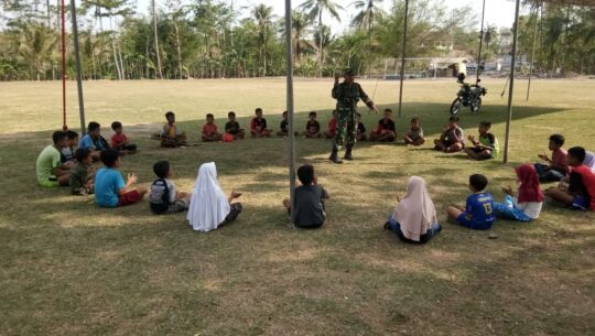 Anak-anak Dusun Cinoreng Temui Serka Yatiman, Minta Berikan Materi Wasbang