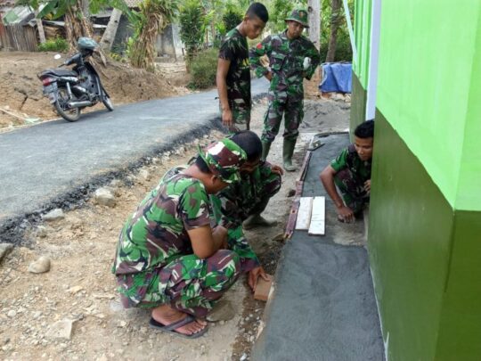 Agar Sesuai Spek, Sertu Basuki Arahkan Danru Satgas TMMD Yang Sedang Mengerjakan Teras Rumah RTLH