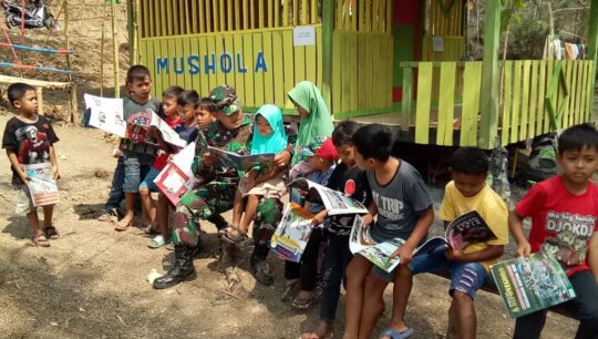 Anak-anak Paud Hidayah, Temui Serka Yatiman Minta Di Ajarkan Cara Membaca