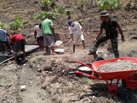 Estafet, Prada Makatita dan Warga Percepat Plesteran Sumur