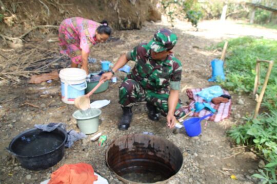 Lihat Marsini Kewalahan, Sertu Mulyono Mendekatinya