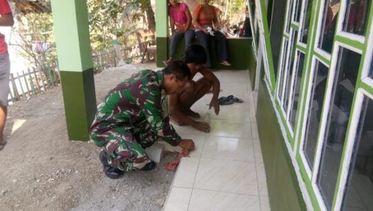 Pasiter Pun Ikut Bersihkan Cat yang Menempel di RTLH