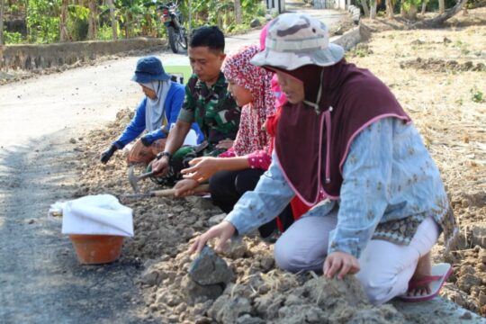 Sulastri Bersihkan Bahu Jalan