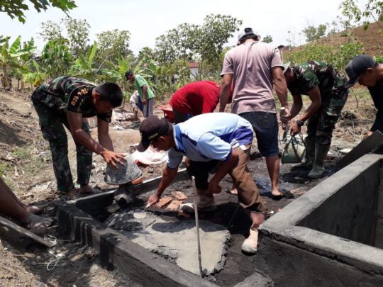 Ketua RT 02 Suradi Bersama Warga Semangat, Buat Sumur Di Sumber Mata Air